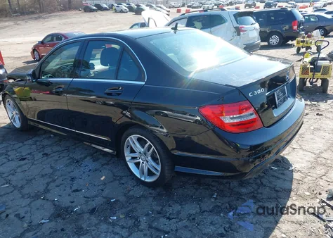 2013 Mercedes-Benz C 300 Sport 4Matic z USA, uszkodzony, nr VIN WDDGF8AB1DA797280